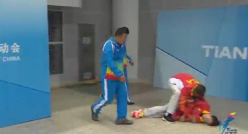 但在颁奖时,张雨涵突然晕倒被第一时间送医院.