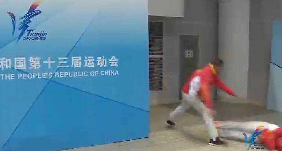 但在颁奖时,张雨涵突然晕倒被第一时间送医院.
