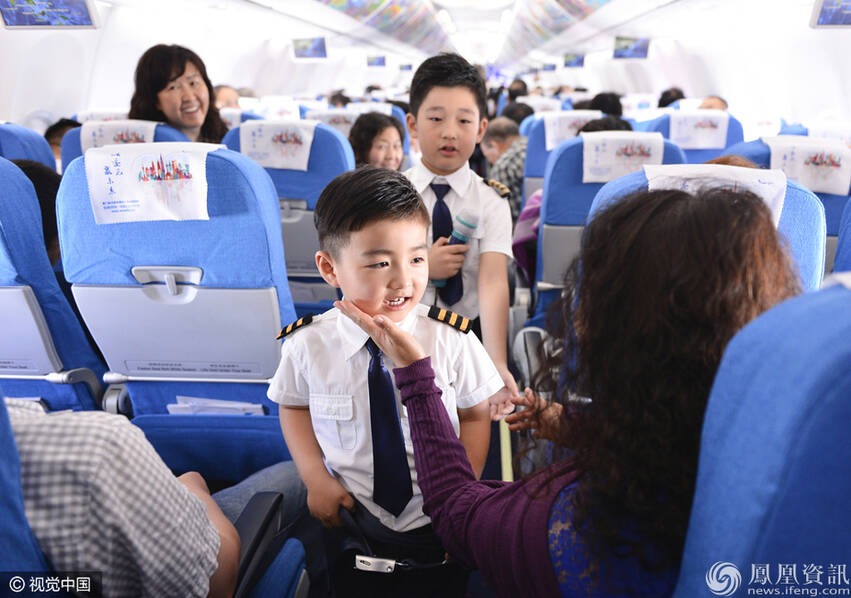 4岁超萌空姐机长 机上发放奶瓶、棒棒糖-中国
