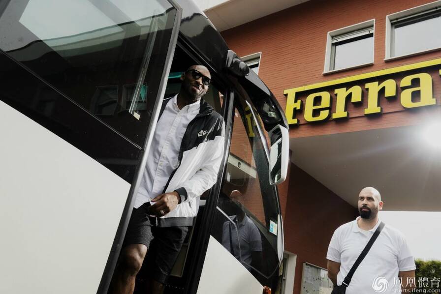 不能更帅!科比欧洲行引爆全城 人气丝毫没有减