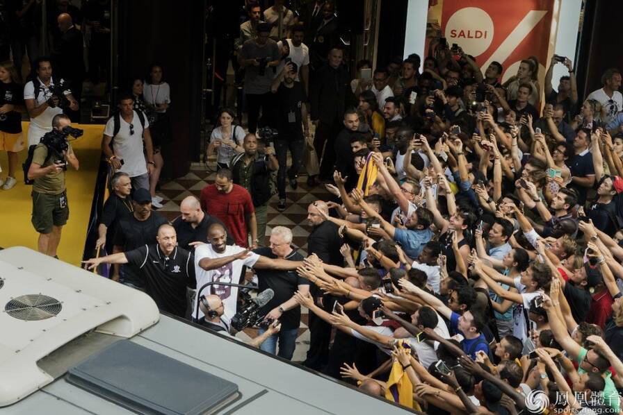 不能更帅!科比欧洲行引爆全城 人气丝毫没有减