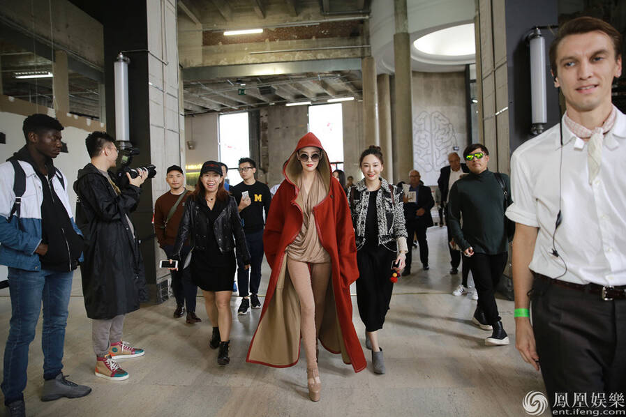 巴黎时装周:张馨予"秋裤"大长腿 刘璇帅气笑容僵