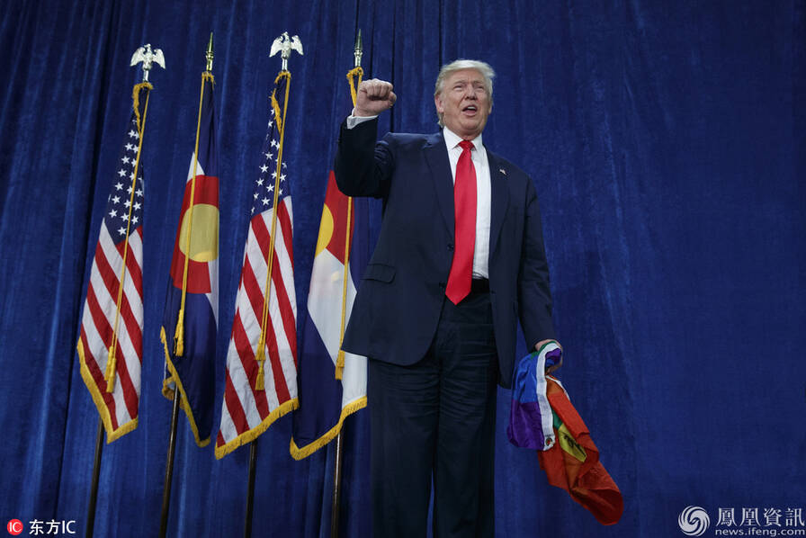 特朗普举彩虹旗支持同性恋群体 (高清组图)