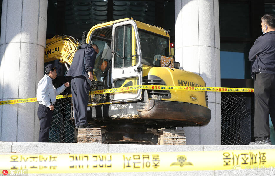 韩国男子驾推土机冲击最高检察官办公室现场(图)