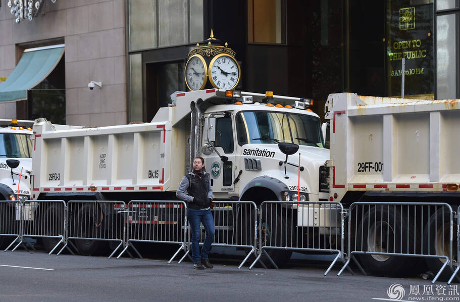 纽约特朗普大楼安保升级 环卫卡车组防护栏(组图)