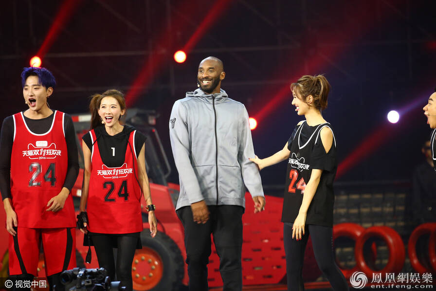 马云变魔术变出斯嘉丽 林志玲当众脱衣(组图)