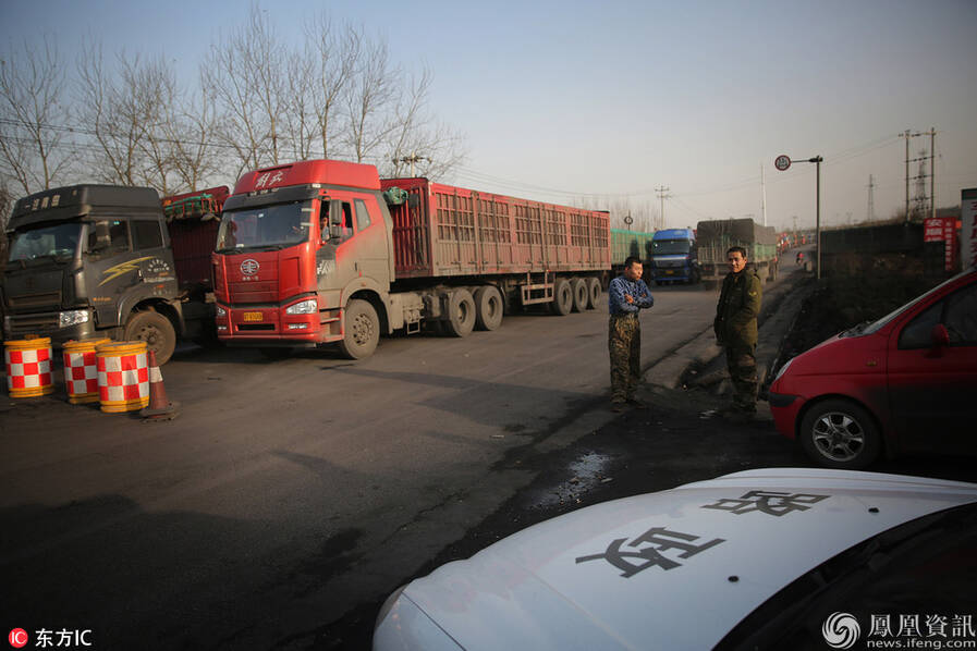 一条为了治理雾霾而堵起来的“长龙”(高清组图)