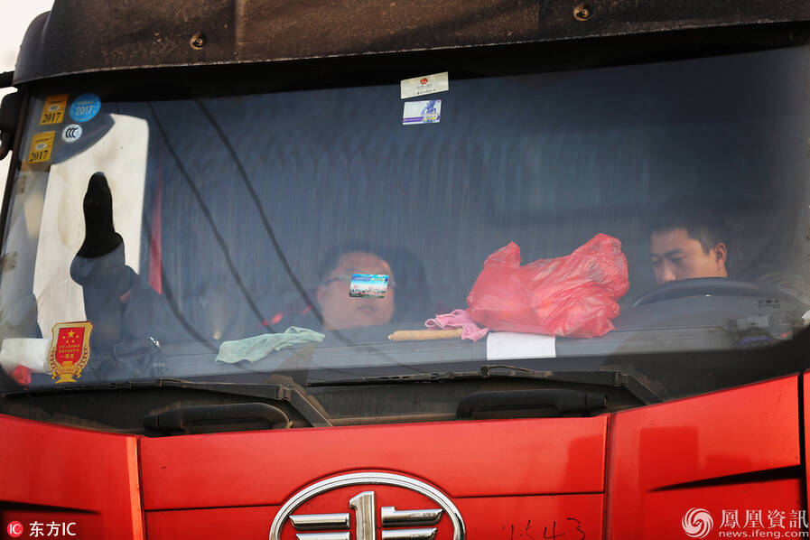 一条为了治理雾霾而堵起来的“长龙”(高清组图)