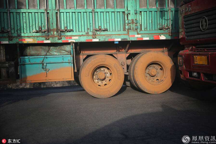 一条为了治理雾霾而堵起来的“长龙”(高清组图)