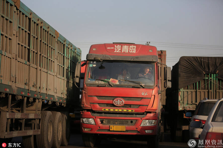 一条为了治理雾霾而堵起来的“长龙”(高清组图)