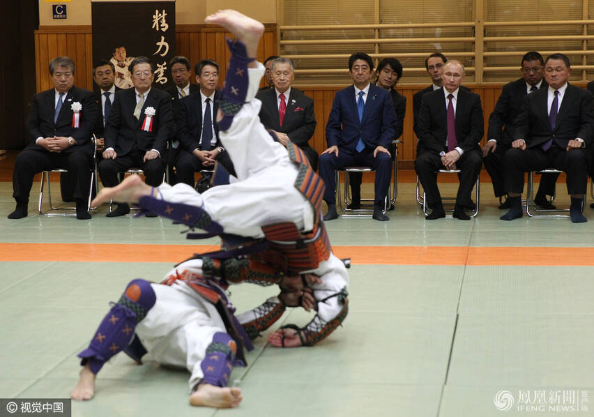 安倍带普京观看柔道表演 二人相谈甚欢(高清组图)