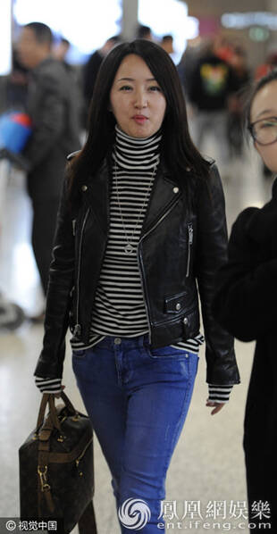 45岁杨钰莹苗条似少女 皮肤水嫩对镜送甜笑(组图)