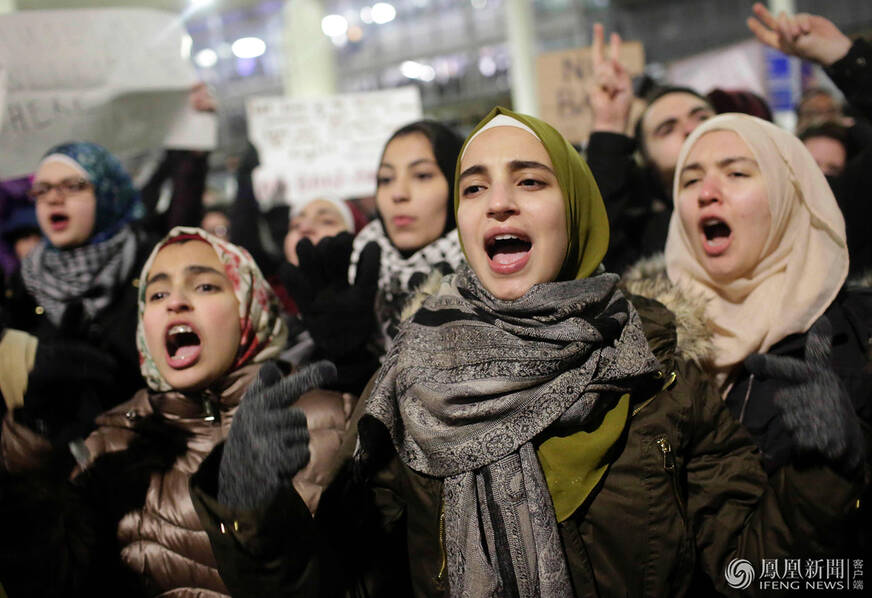 美国多地爆发游行 抗议特朗普穆斯林禁令_综合