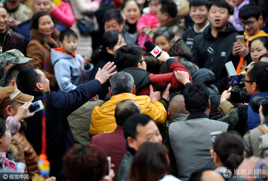 20万人涌入四川看拉人 一不小心就当&quot;爹&quot;(组图)