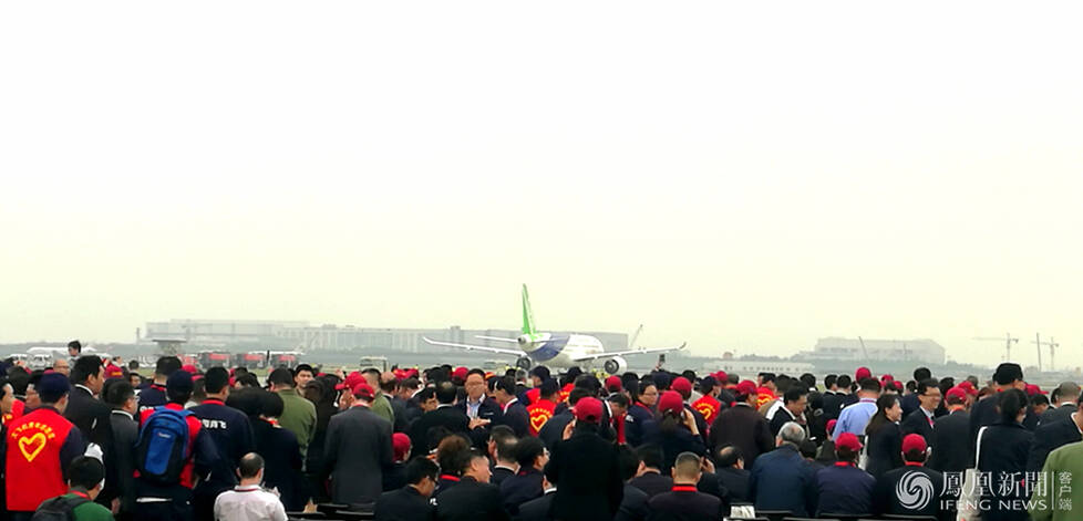 直击国产大型客机C919成功首飞 升空瞬间 (组图)