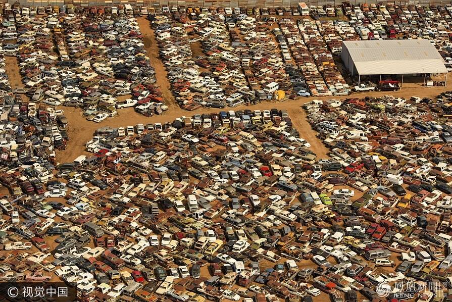上千辆车被堆在这无人问津 有的已放了50年(组图)