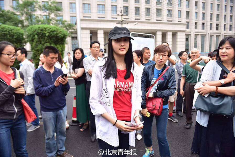 高考啦！&quot;国民闺女&quot;关晓彤赴考场前吃自助餐(图)