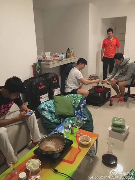 刘国梁亲煮方便面卧鸡蛋 国乒"新双子星"赛后加餐