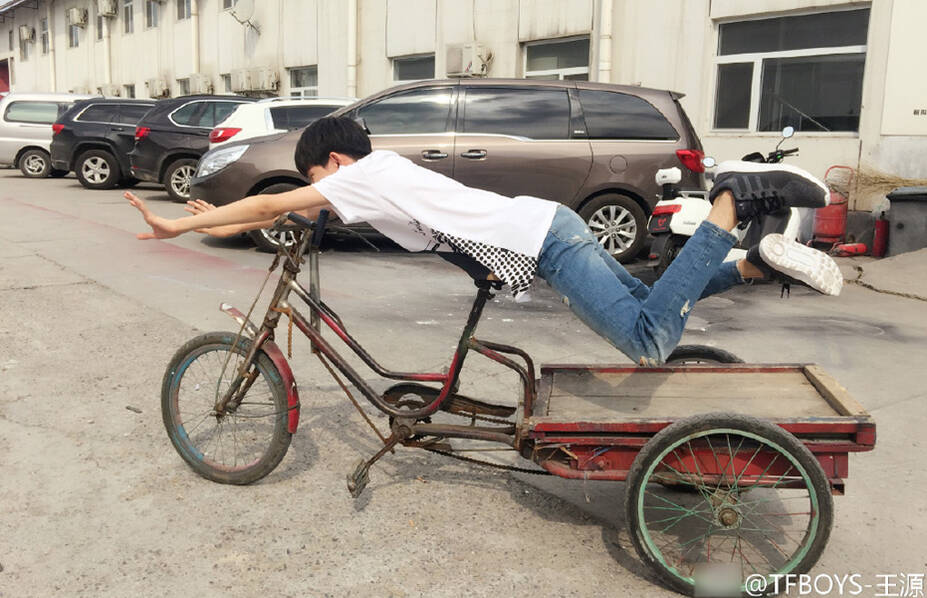 王源恶搞奥运比赛项目 花样骑三轮车搞怪十足