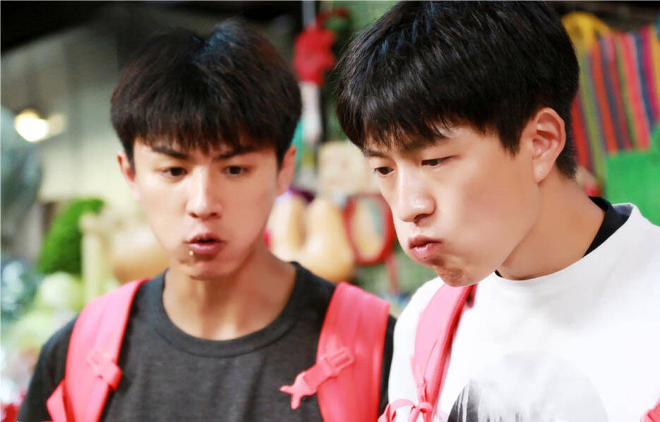 组团吃蝎子!郭晶晶紧捂胸口 刘翔呛出眼泪(组图)