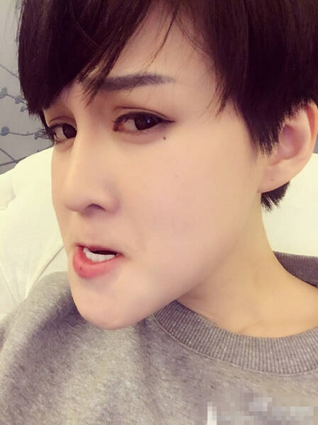 赵本山女儿晒健身照短发大露事业线 娱乐频道 凤凰网