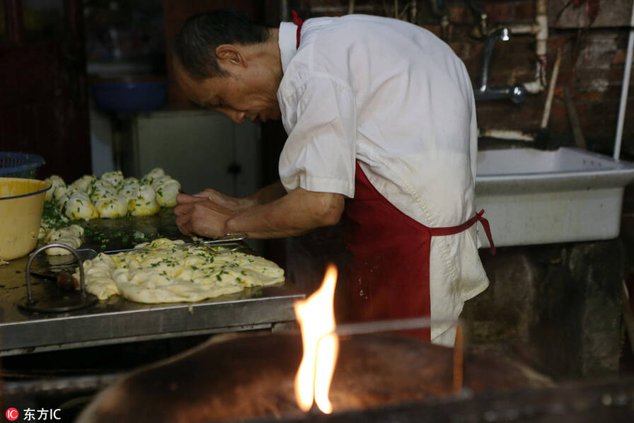 上海阿大葱油饼的做法(4)图片