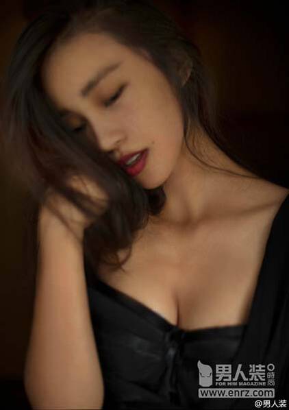 国内最火摄影师曝光 火辣性感穿内衣大秀翘臀身材不输女明星