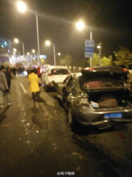 南京：重型大卡车突然失控 连撞20辆车(组图)