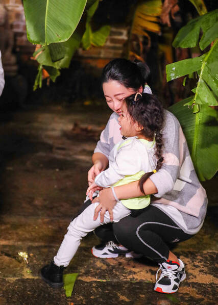 阿拉蕾看到亲妈激动献熊抱 搂着董力爸爸温馨