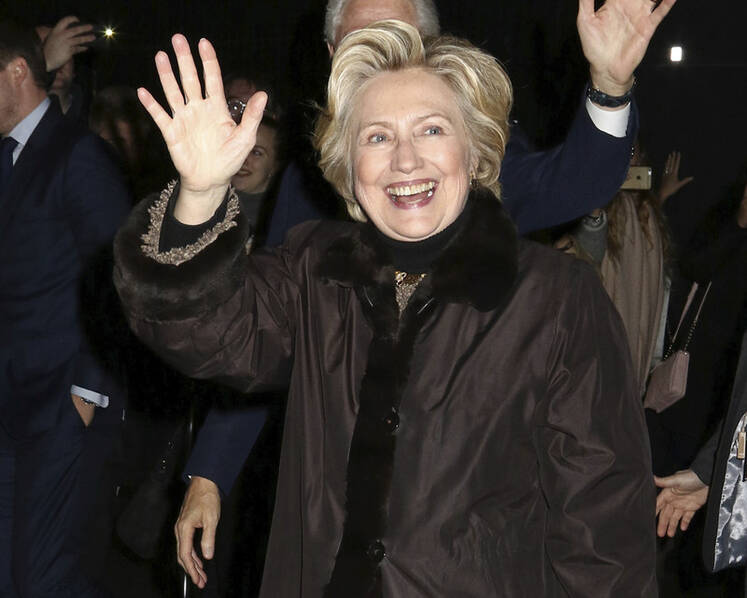 和克林顿现身纽约看百老汇音乐剧 希拉里心情不错