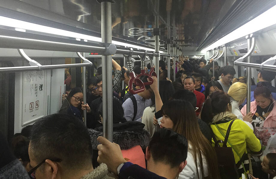 春运返程时的地铁 凌晨12点满载乘客_综合_突