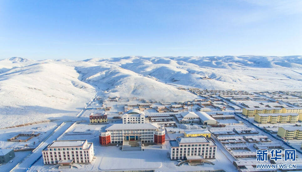 航拍:青海玛多县初春雪景 积雪不融如童话世界