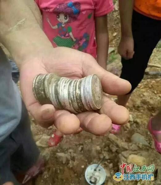 江西一村庄现大量银元 五六百人疯狂挖宝 - 子泳 - 子泳WZ的博客 江西一村庄现大量银元 五六百人疯狂挖宝 - 子泳 - 子泳WZ的博客