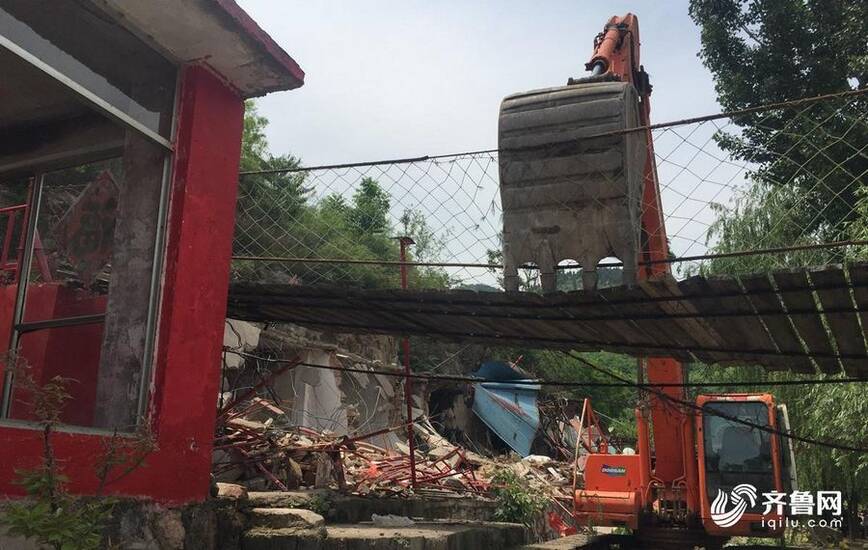 现场!济南南部山区17家违建农家乐被拆除