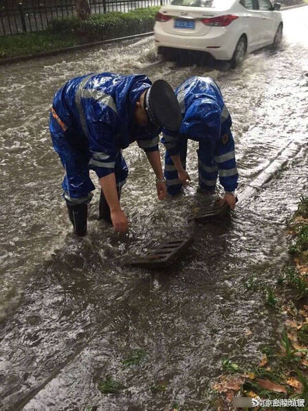 南京大暴雨 !小偷站在齐腰积水里辨认现场(组图)