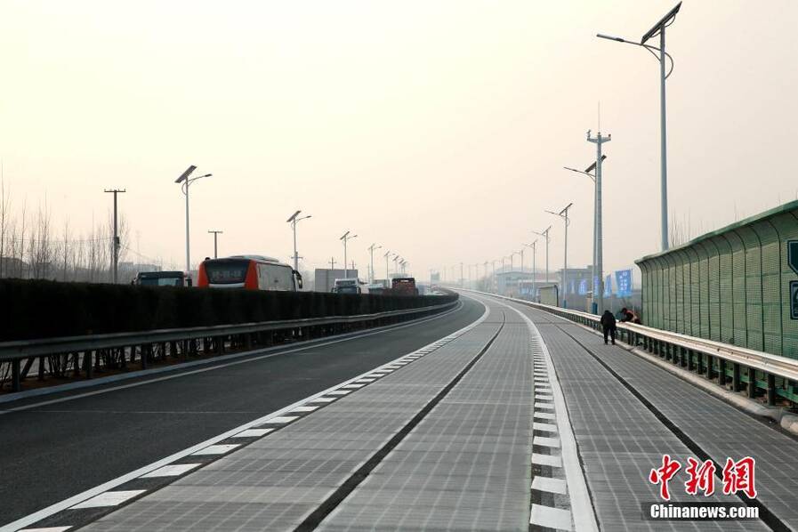 全球首段光伏高速公路在中国通车了(高清组图)