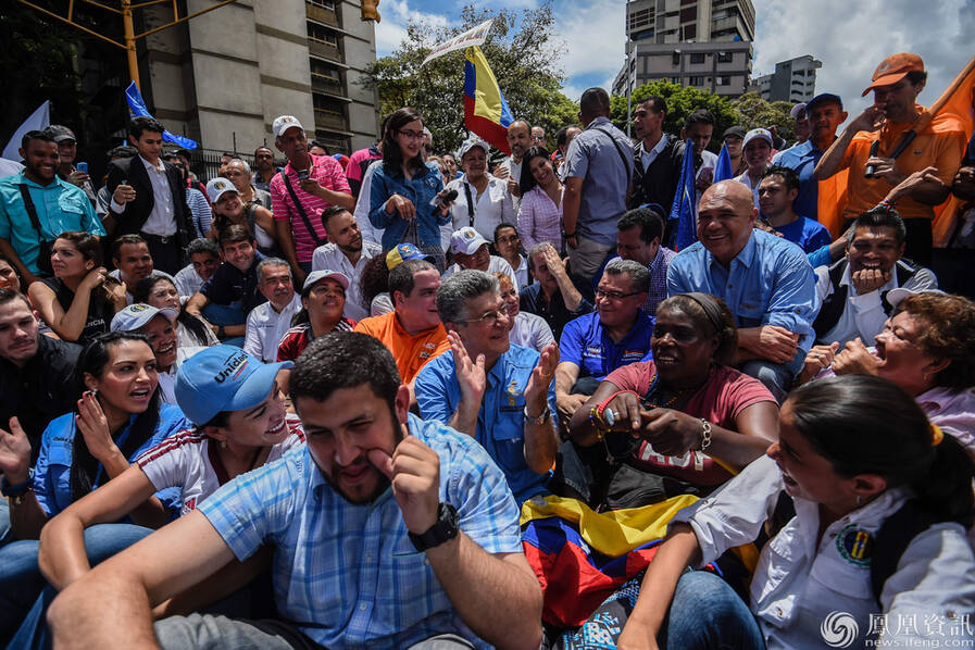 委内瑞拉反对派示威 要求罢黜总统-中国学网-中