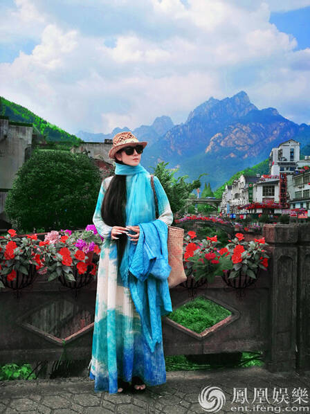 58岁杨丽萍穿民族风长裙 融于山水美如画