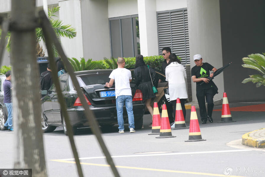 范冰冰着黑色超短裙现身机场:美腿白嫩 小脸精