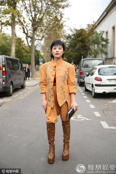 巴黎时装周:张馨予"秋裤"大长腿 刘璇帅气笑容僵