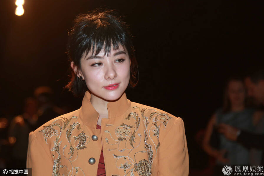巴黎时装周:张馨予"秋裤"大长腿 刘璇帅气笑容僵