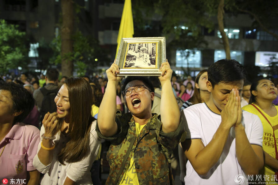 获悉国王普密蓬去世 泰国民众痛哭流涕(高清组图)