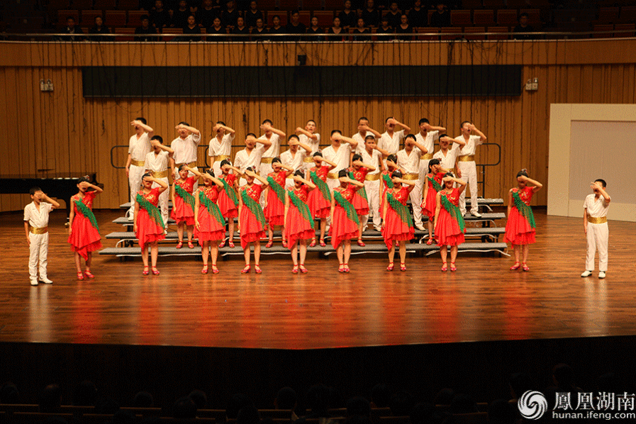 长沙盲孩子索契赢了全世界合唱团 演出服老师设计