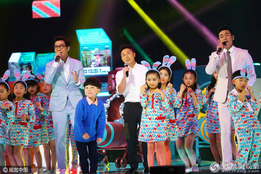 马云变魔术变出斯嘉丽 林志玲当众脱衣(组图)