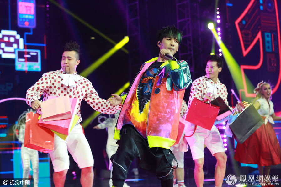 马云变魔术变出斯嘉丽 林志玲当众脱衣(组图)