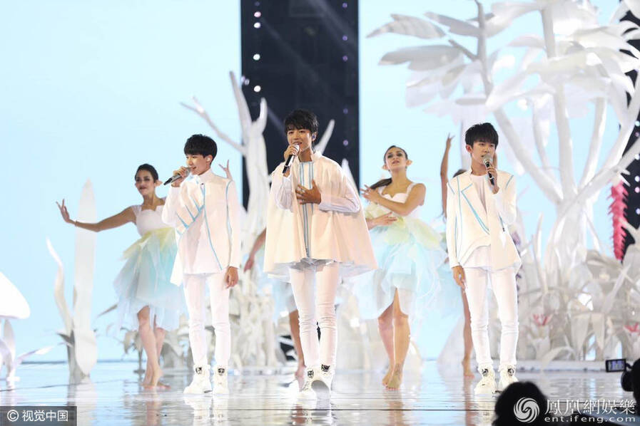 马云变魔术变出斯嘉丽 林志玲当众脱衣(组图)