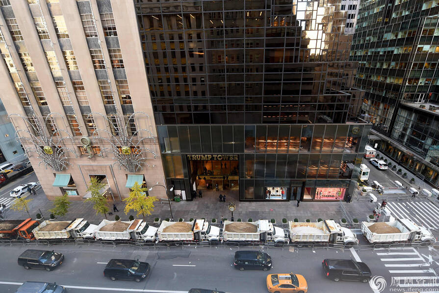 纽约特朗普大楼安保升级 环卫卡车组防护栏(组图)