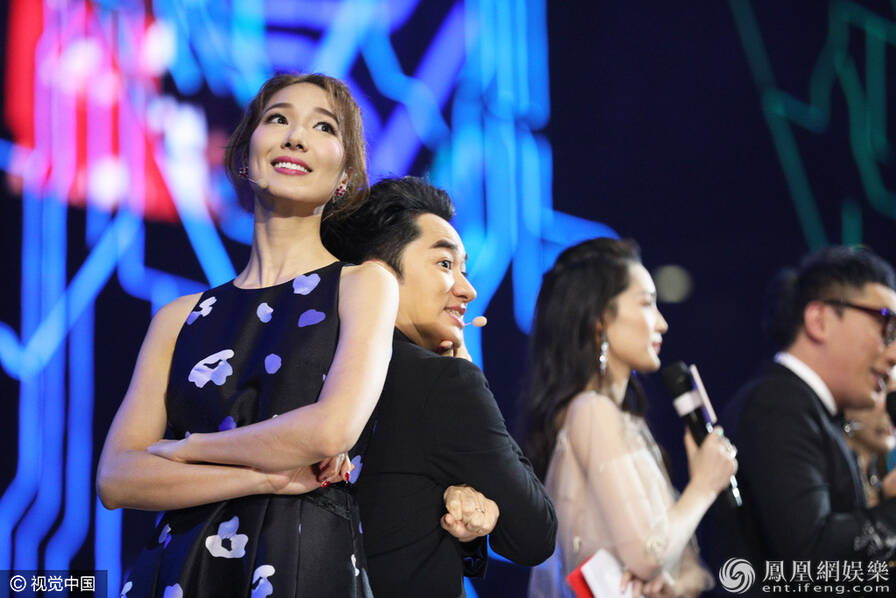 马云变魔术变出斯嘉丽 林志玲当众脱衣(组图)