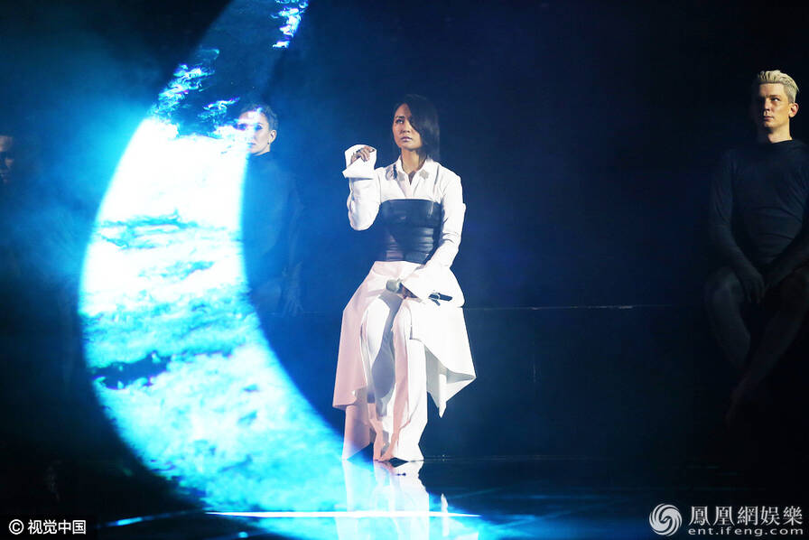 马云变魔术变出斯嘉丽 林志玲当众脱衣(组图)