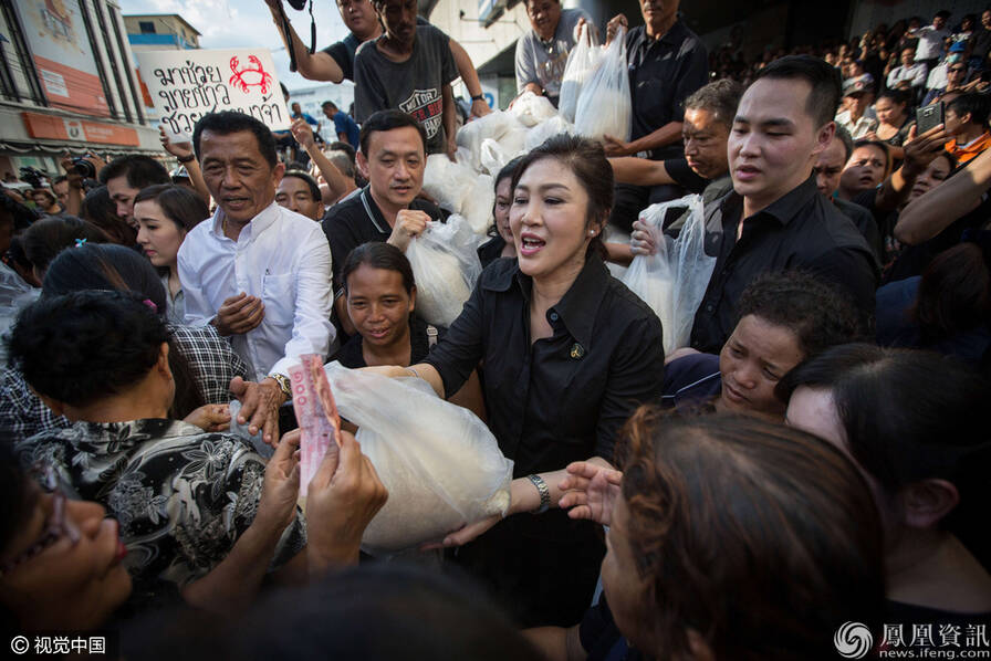 泰国前总理英拉 竟现身街头卖大米 (高清组图)